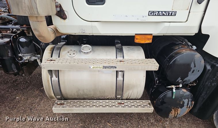 image for item DW3183 2007 Mack Granite CV713 semi truck