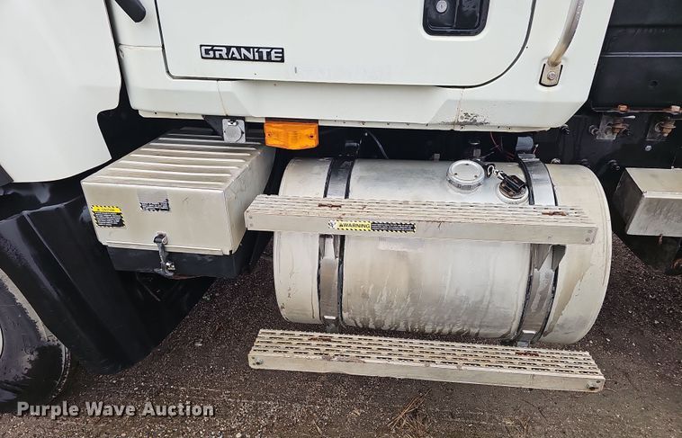 image for item DW3183 2007 Mack Granite CV713 semi truck