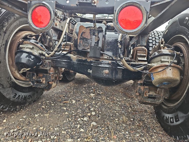 image for item DW3183 2007 Mack Granite CV713 semi truck