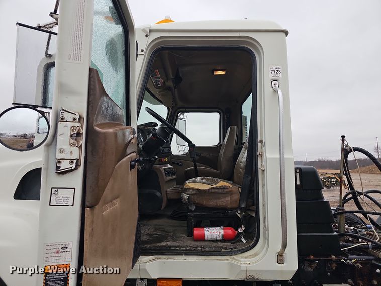 image for item DW3183 2007 Mack Granite CV713 semi truck