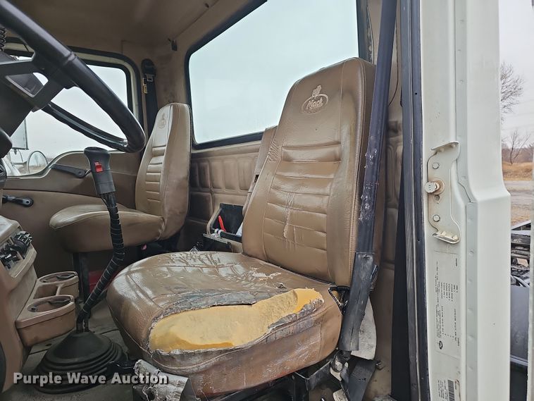 image for item DW3183 2007 Mack Granite CV713 semi truck