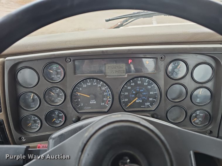 image for item DW3183 2007 Mack Granite CV713 semi truck