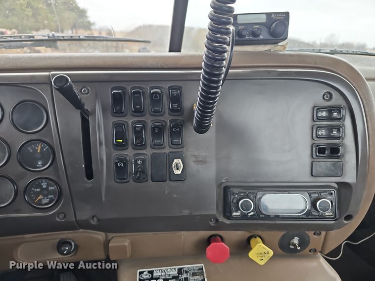 image for item DW3183 2007 Mack Granite CV713 semi truck