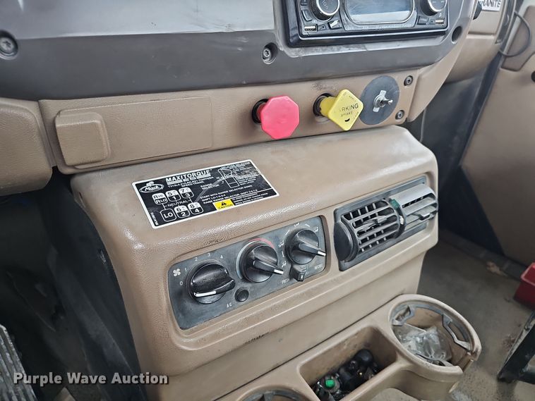 image for item DW3183 2007 Mack Granite CV713 semi truck