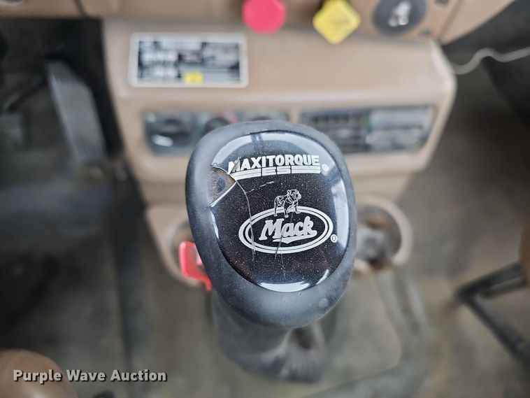 image for item DW3183 2007 Mack Granite CV713 semi truck