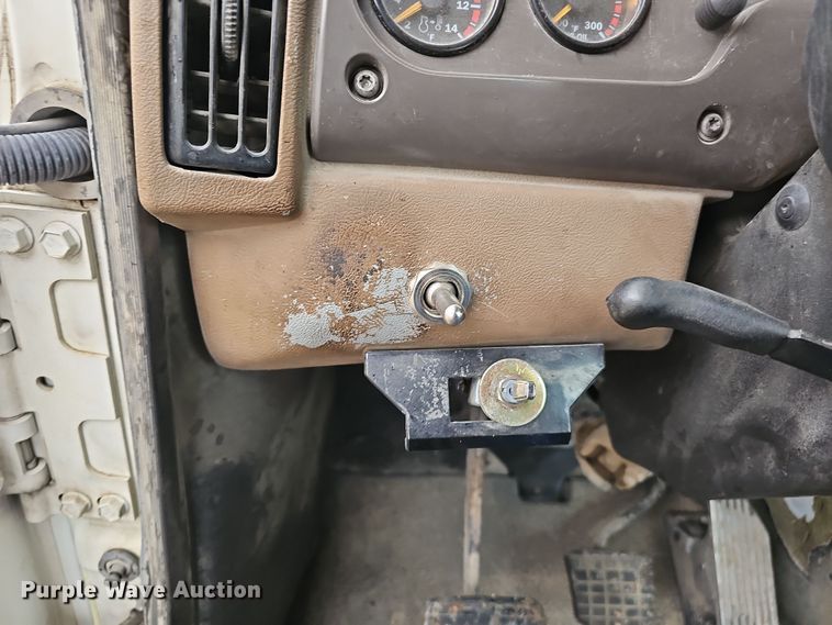 image for item DW3183 2007 Mack Granite CV713 semi truck