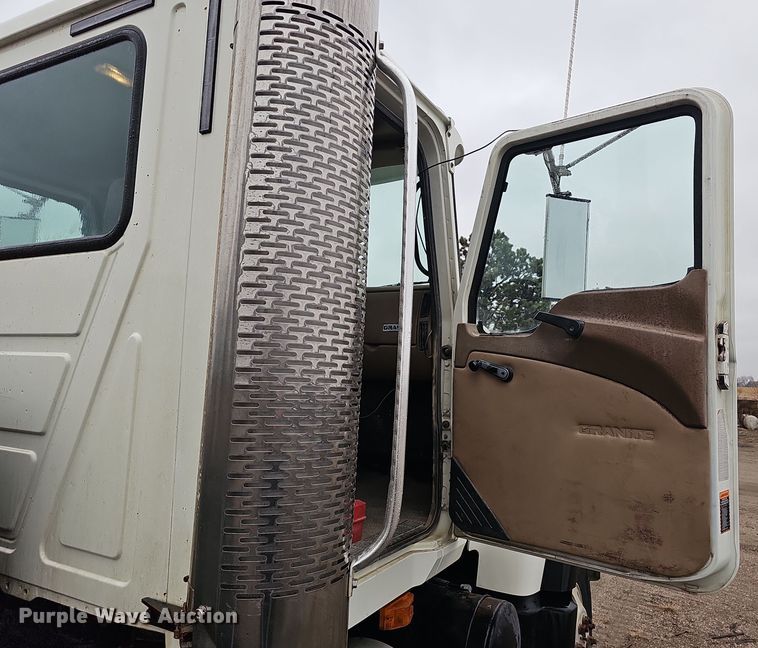 image for item DW3183 2007 Mack Granite CV713 semi truck