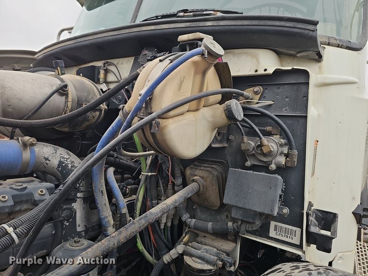 image for item DW3183 2007 Mack Granite CV713 semi truck