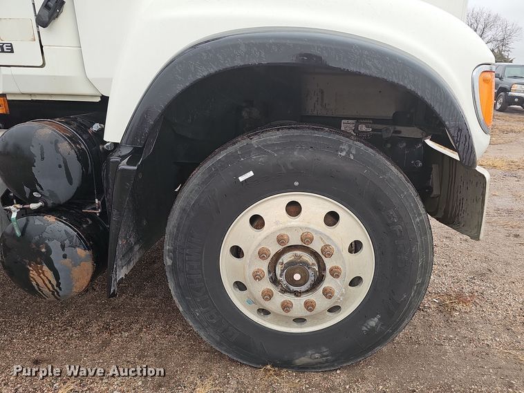 image for item DW3183 2007 Mack Granite CV713 semi truck