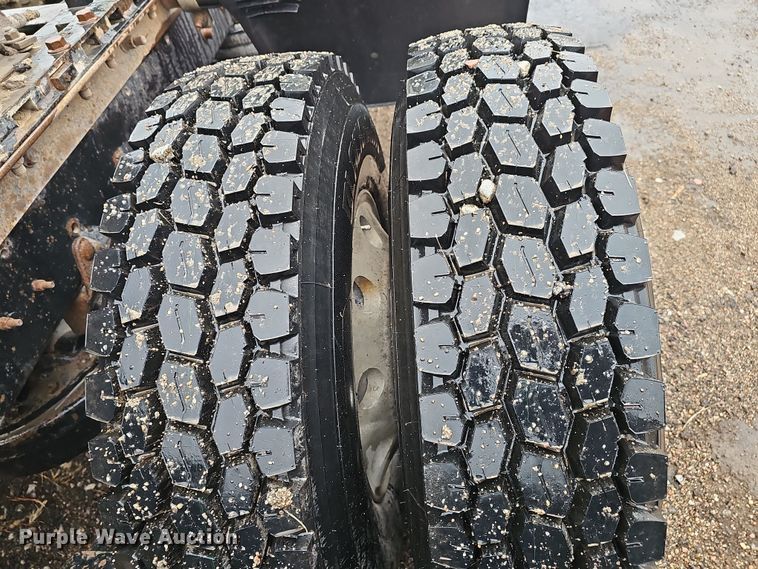 image for item DW3183 2007 Mack Granite CV713 semi truck