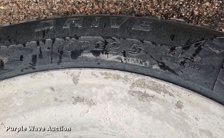 image for item DW3183 2007 Mack Granite CV713 semi truck