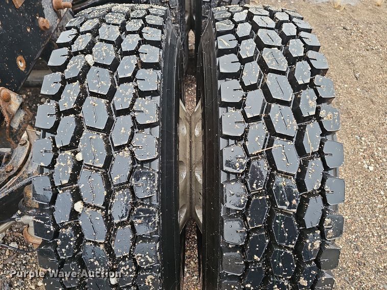 image for item DW3183 2007 Mack Granite CV713 semi truck