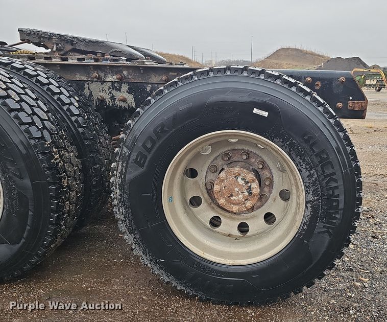 image for item DW3183 2007 Mack Granite CV713 semi truck