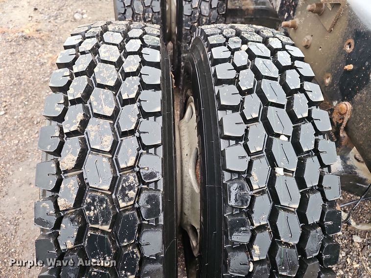 image for item DW3183 2007 Mack Granite CV713 semi truck