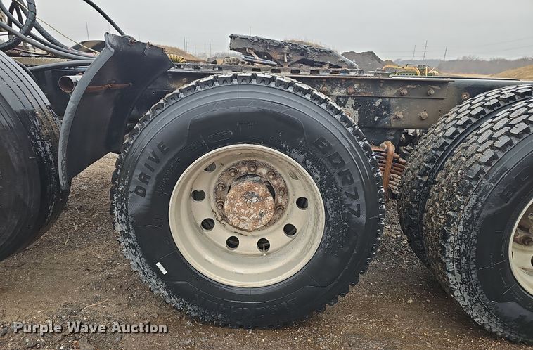 image for item DW3183 2007 Mack Granite CV713 semi truck