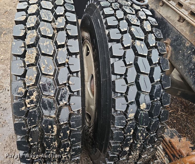 image for item DW3183 2007 Mack Granite CV713 semi truck