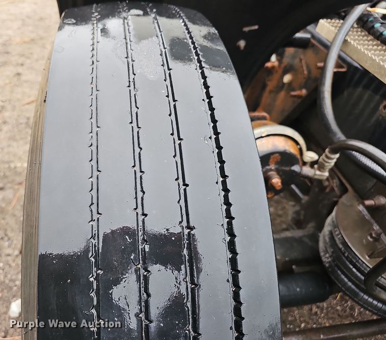 image for item DW3183 2007 Mack Granite CV713 semi truck