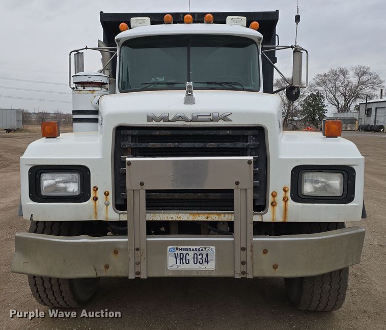 image for item DW3186 2001 Mack RD688S dump truck