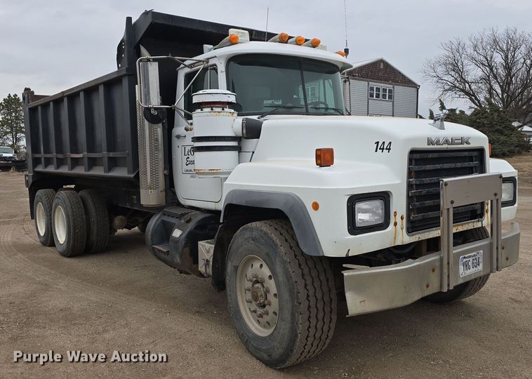 image for item DW3186 2001 Mack RD688S dump truck