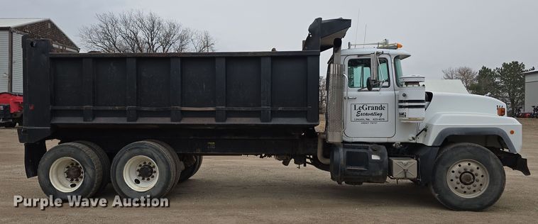 image for item DW3186 2001 Mack RD688S dump truck