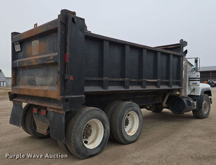 image for item DW3186 2001 Mack RD688S dump truck