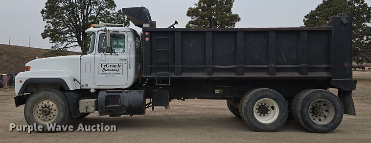 image for item DW3186 2001 Mack RD688S dump truck