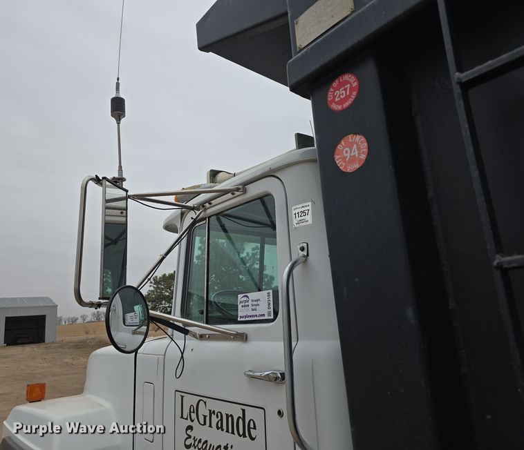 image for item DW3186 2001 Mack RD688S dump truck