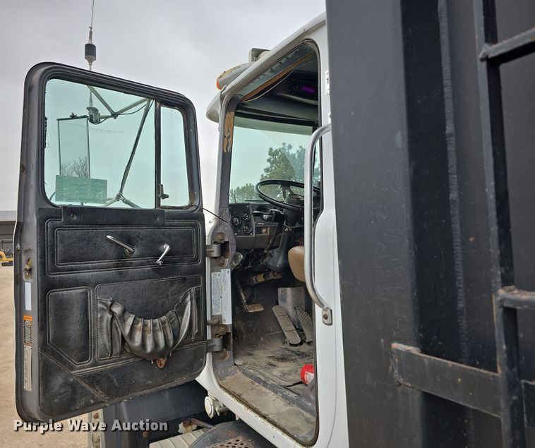 image for item DW3186 2001 Mack RD688S dump truck