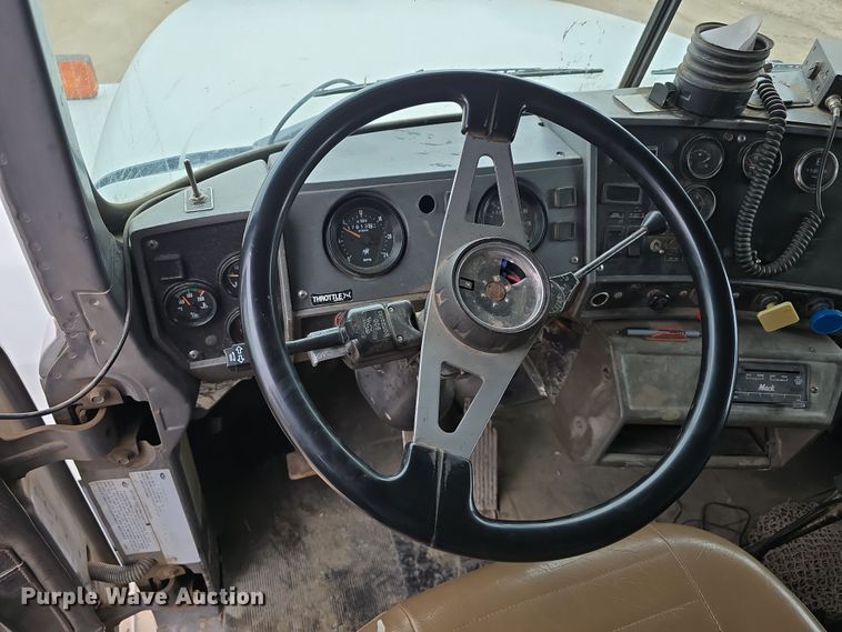 image for item DW3186 2001 Mack RD688S dump truck