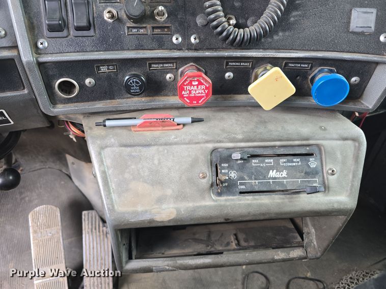 image for item DW3186 2001 Mack RD688S dump truck