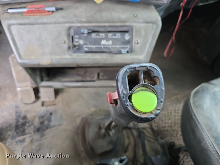 image for item DW3186 2001 Mack RD688S dump truck