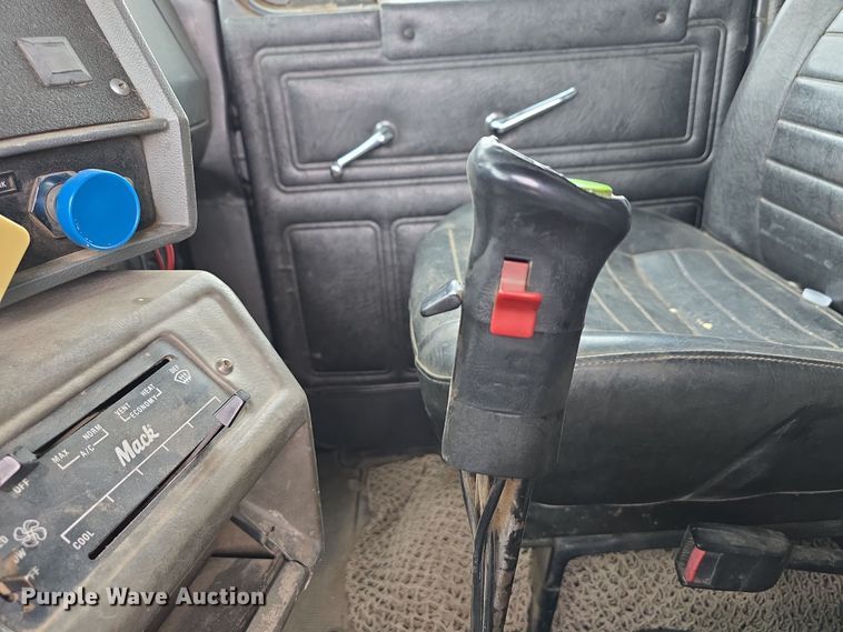 image for item DW3186 2001 Mack RD688S dump truck