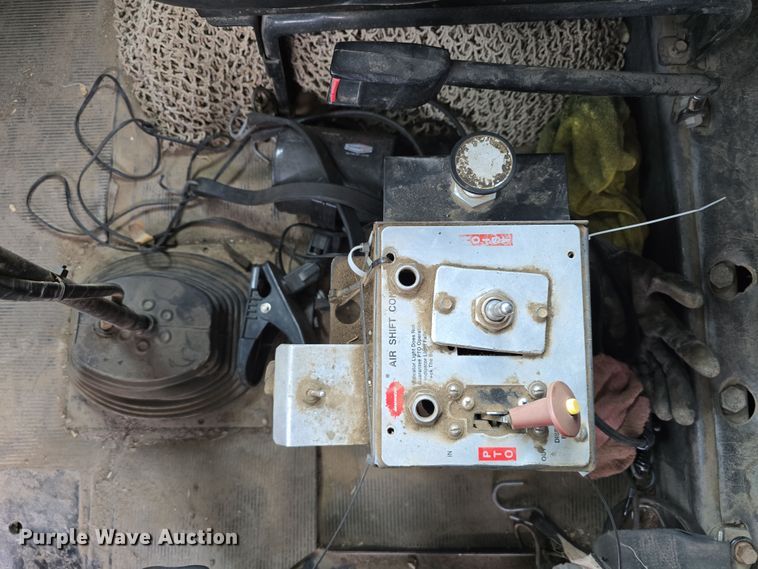 image for item DW3186 2001 Mack RD688S dump truck