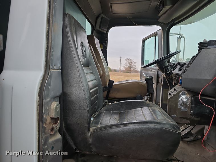 image for item DW3186 2001 Mack RD688S dump truck