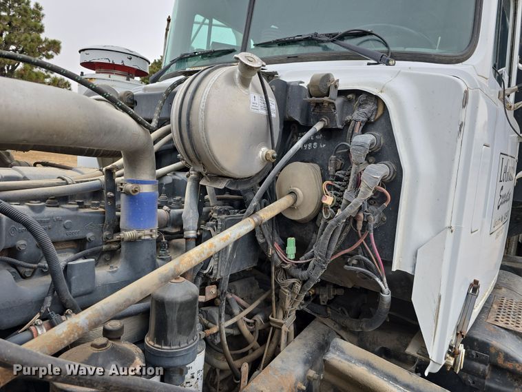 image for item DW3186 2001 Mack RD688S dump truck