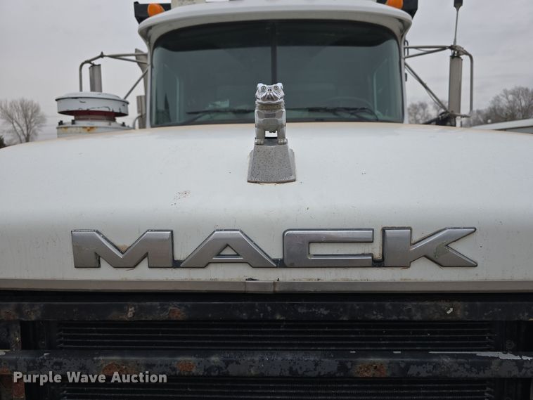 image for item DW3186 2001 Mack RD688S dump truck