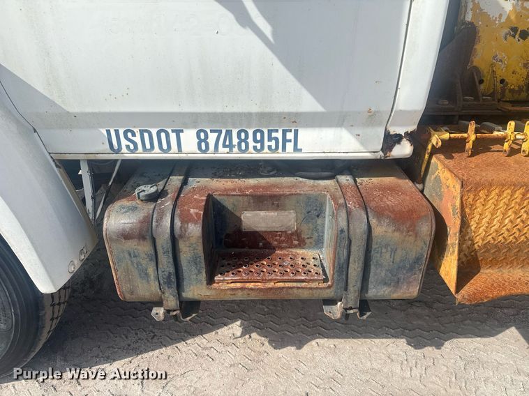 image for item EC3469 1987 Ford F700 crane truck