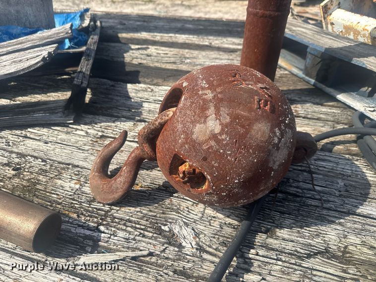 image for item EC3469 1987 Ford F700 crane truck