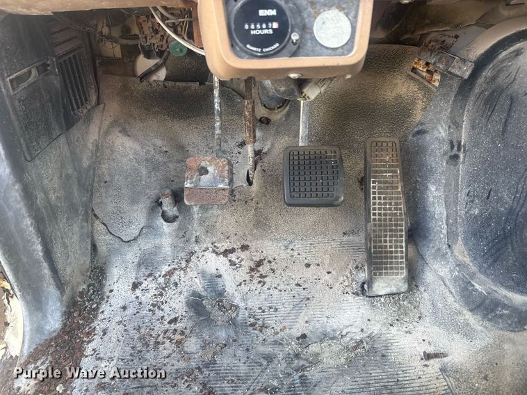 image for item EC3469 1987 Ford F700 crane truck