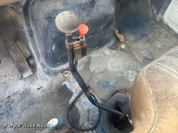 image for item EC3469 1987 Ford F700 crane truck