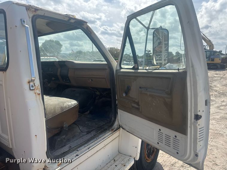 image for item EC3469 1987 Ford F700 crane truck