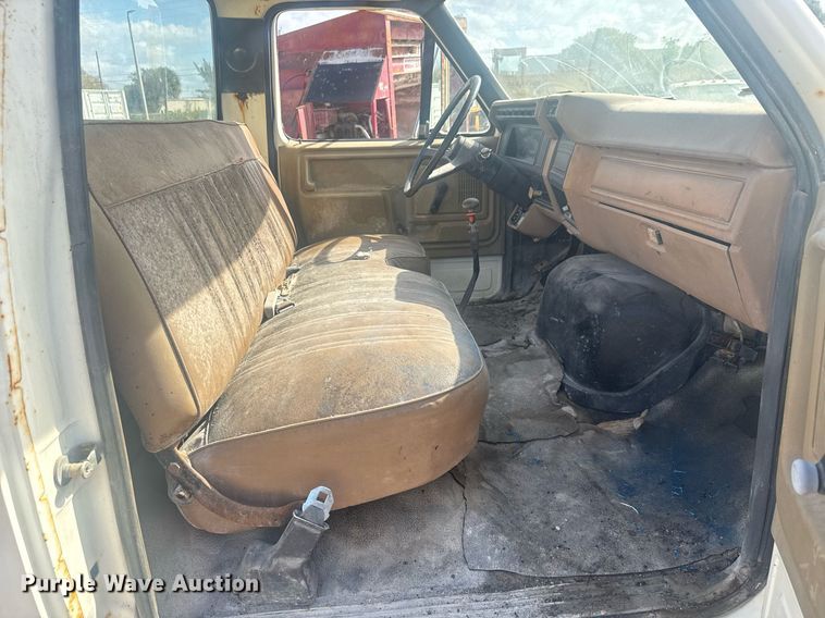 image for item EC3469 1987 Ford F700 crane truck