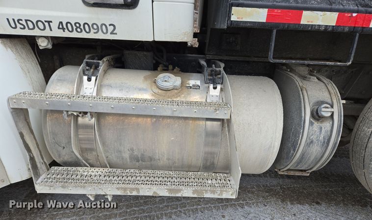 image for item EC4006 2015 Peterbilt 567 dump truck