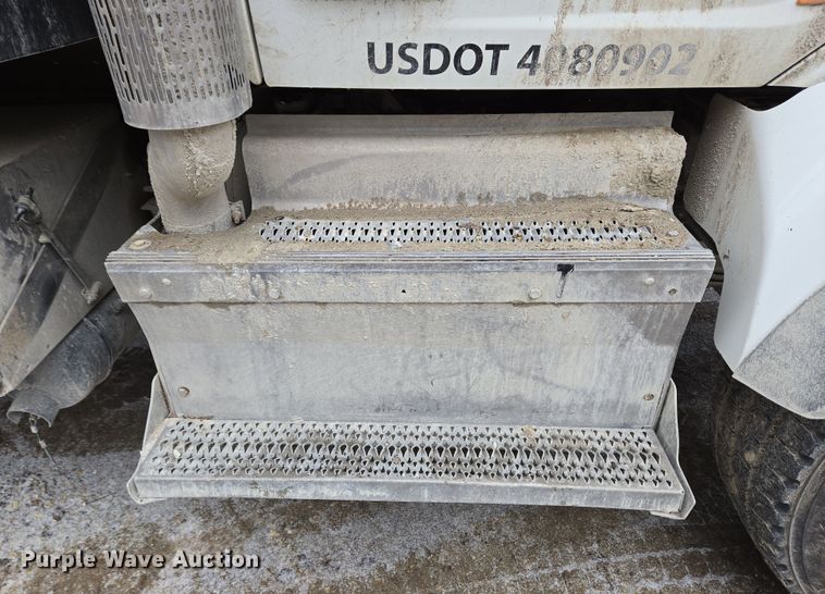 image for item EC4006 2015 Peterbilt 567 dump truck