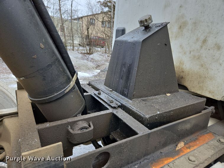 image for item EC4006 2015 Peterbilt 567 dump truck