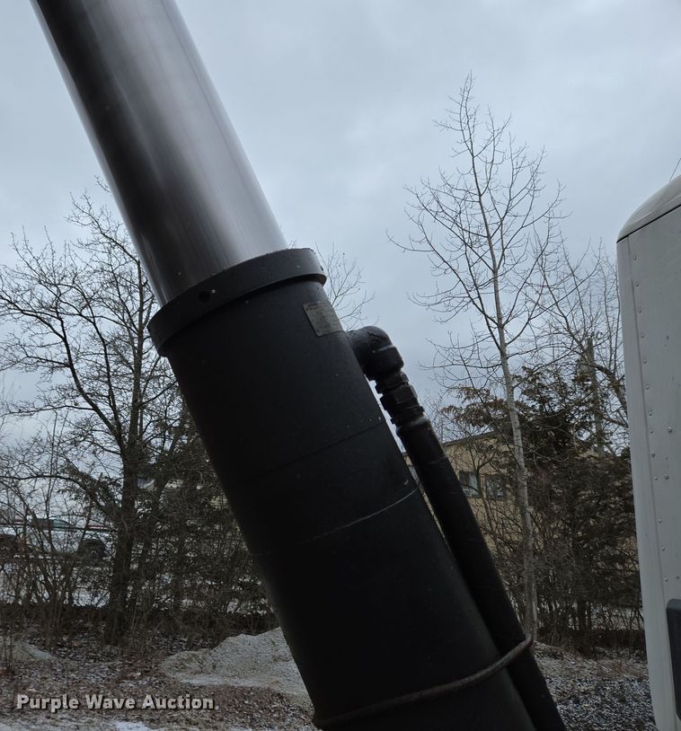 image for item EC4006 2015 Peterbilt 567 dump truck