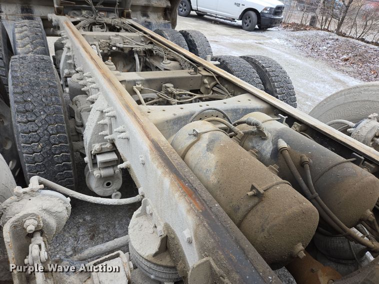 image for item EC4006 2015 Peterbilt 567 dump truck