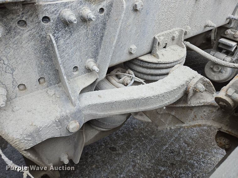 image for item EC4006 2015 Peterbilt 567 dump truck