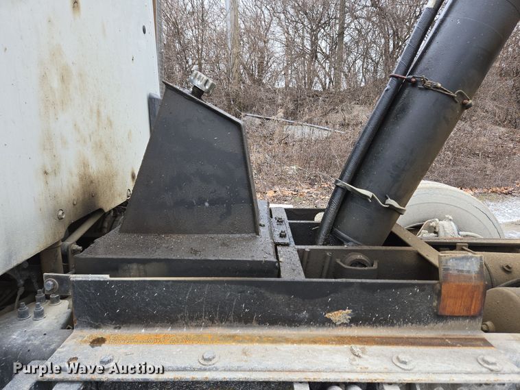 image for item EC4006 2015 Peterbilt 567 dump truck