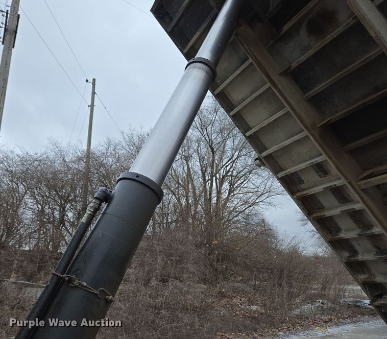 image for item EC4006 2015 Peterbilt 567 dump truck